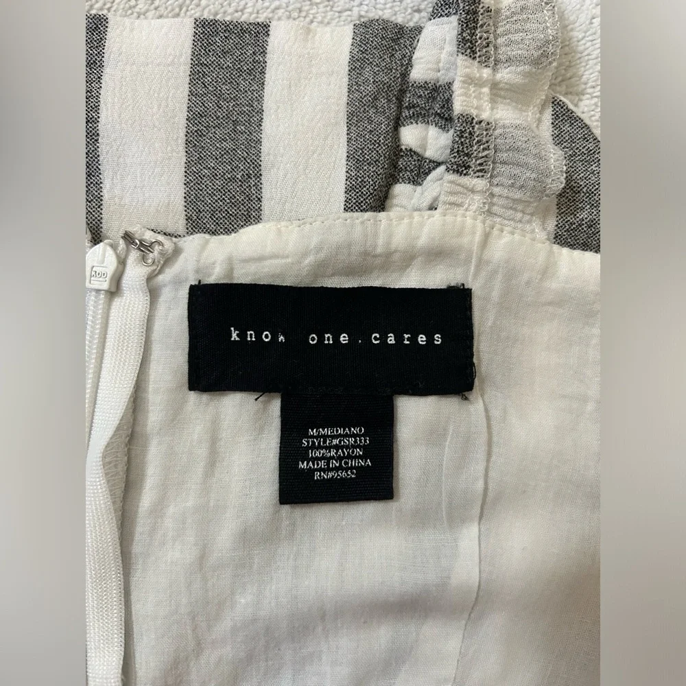 Know One Cares Lightweight Jumpsuit Size M - Picture 6 of 6